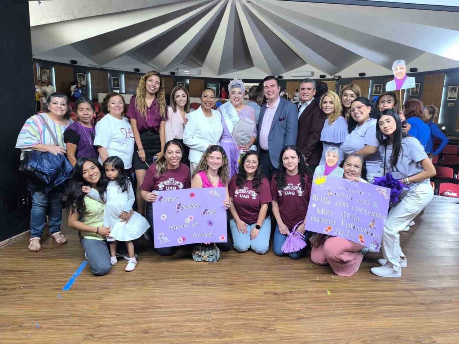 compañeros de la maestra atala sosa la apoyaron durante este certamen